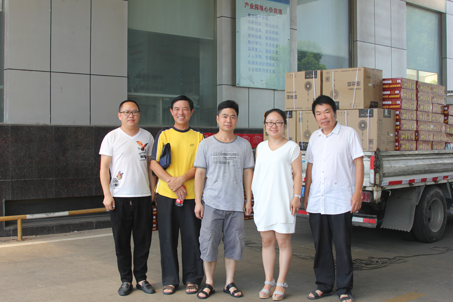 炎炎夏日高溫送清涼，溫嶺市總工會王靜副主席、鎮總工會主席徐海兵一行慰問美機職工