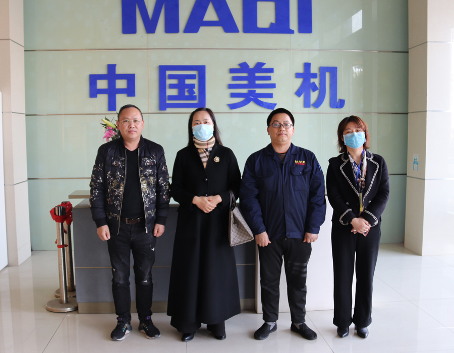 溫嶺市紅十字會(huì)趙玲副會(huì)長(zhǎng)、“春桂?愛相髓”基金黃杏云一行慰問美機(jī)愛心員工韓永林 發(fā)布者：  發(fā)布時(shí)間：2021-01-30