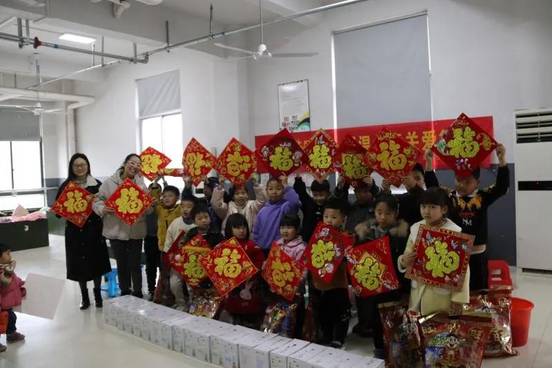新河鎮(zhèn)婦聯(lián)主席顏丹陽、新河鎮(zhèn)團(tuán)委書記葛璐瑤慰問美機職工子女